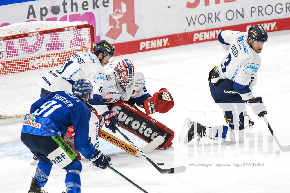 Straubing Tigers vs Iserlohn Roosters, Ice Hockey, Deutsche Eishockey Liga, Penny DEL, 33 Spieltag, Saison 2025 2026, 28 12 2025 Tim Fleischer Straubing Tigers misses the goal in front of Andreas Jenike Iserlohn Roosters , Eishockey Herren, Deutsche Eishockey Liga, Penny DEL, 33 Spieltag, Saison 2025 2026 am 28 12 2025 im Eisstadion am Pulverturm, Straubing Tigers blue vs Iserlohn Roosters white
