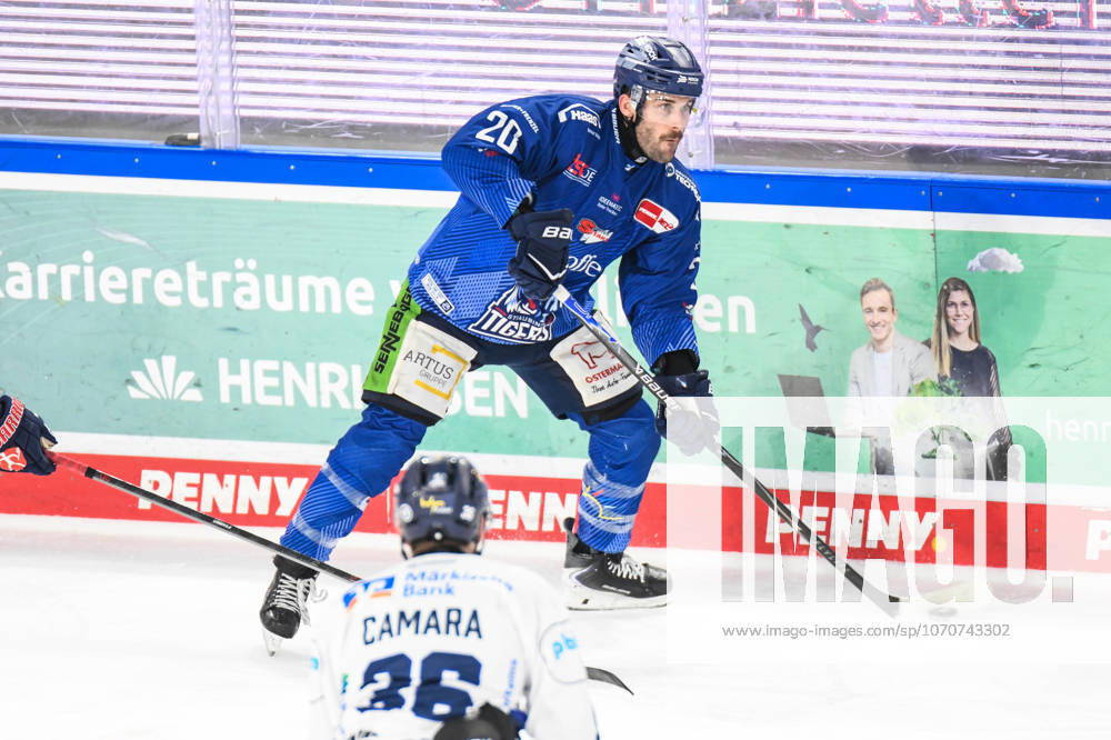 Straubing Tigers vs Iserlohn Roosters, Ice Hockey, German Ice Hockey League, Penny DEL, 33 Matchday, Season 2025 2026, 28 12 2025 Justin Scott straubing Tigers , Ice Hockey Men, German Ice Hockey League, Penny DEL, 33 Matchday, Season 2025 2026 on 28 12 2025 at Eisstadion am Pulverturm, Straubing Tigers blue vs Iserlohn Roosters white
