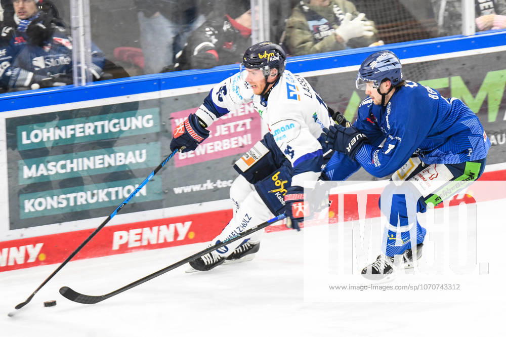 Straubing Tigers vs Iserlohn Roosters, Ice Hockey, Deutsche Eishockey Liga, Penny DEL, 33 Spieltag, Saison 2025 2026, 28 12 2025 Nicolas Beaudin Straubing Tigers in duel with Matias Lassen Iserlohn Roosters , Eishockey Herren, Deutsche Eishockey Liga, Penny DEL, 33 Spieltag, Saison 2025 2026 am 28 12 2025 im Eisstadion am Pulverturm, Straubing Tigers blue vs Iserlohn Roosters white