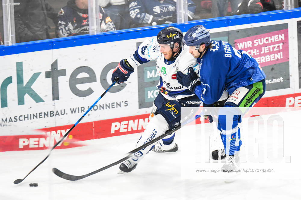 Straubing Tigers vs Iserlohn Roosters, Ice Hockey, Deutsche Eishockey Liga, Penny DEL, 33 Spieltag, Saison 2025 2026, 28 12 2025 Nicolas Beaudin Straubing Tigers in duel with Matias Lassen Iserlohn Roosters , Eishockey Herren, Deutsche Eishockey Liga, Penny DEL, 33 Spieltag, Saison 2025 2026 am 28 12 2025 im Eisstadion am Pulverturm, Straubing Tigers blue vs Iserlohn Roosters white