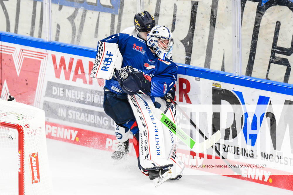 Straubing Tigers vs Iserlohn Roosters, Eishockey, Deutsche Eishockey Liga, Penny DEL, 33 Spieltag, Saison 2025 2026, 28 12 2025 Florian Bugl Straubing Tigers klaert in hoechster Not, Eishockey Herren, Deutsche Eishockey Liga, Penny DEL, 33 Spieltag, Saison 2025 2026 am 28 12 2025 im Eisstadion am Pulverturm, Straubing Tigers blau gegen Iserlohn Roosters weiß