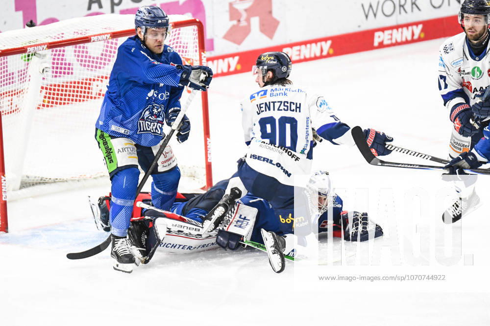 Straubing Tigers vs Iserlohn Roosters, Ice Hockey, German Ice Hockey League, Penny DEL, Matchday 33, Season 2025 2026, 28 12 2025 Florian Bugl and Tim Brunnhuber Straubing Tigers prevent Tarjo Jentzschs goal Iserlohn Roosters , Ice Hockey Men, German Ice Hockey League, Penny DEL, Matchday 33, Season 2025 2026 on 28 12 2025 at Eisstadion am Pulverturm, Straubing Tigers blue vs Iserlohn Roosters white