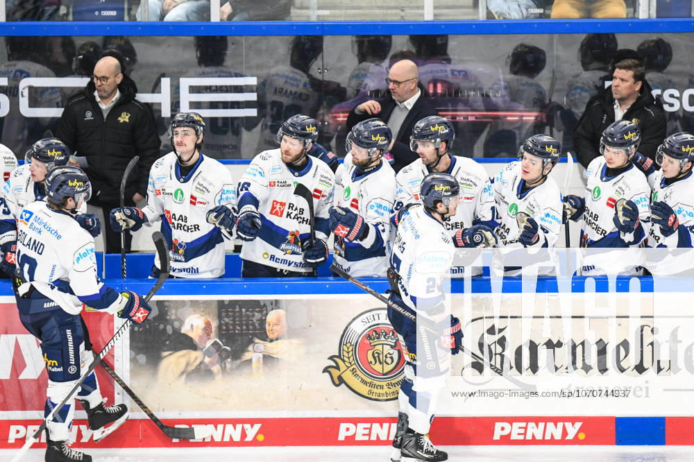 Straubing Tigers vs Iserlohn Roosters, Ice Hockey, German Ice Hockey League, Penny DEL, Matchday 33, Season 2025 2026, 28 12 2025 Christian Thomas Iserlohn Roosters celebrates his goal, Ice Hockey Men, German Ice Hockey League, Penny DEL, Matchday 33, Season 2025 2026 on 28 12 2025 at Eisstadion am Pulverturm, Straubing Tigers blue vs Iserlohn Roosters white