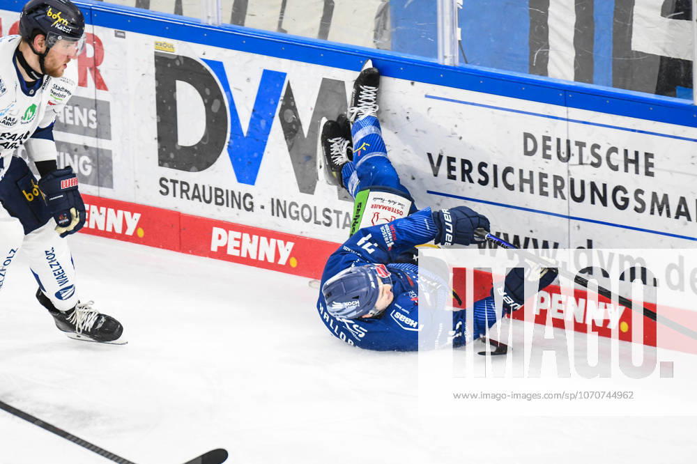 Straubing Tigers vs Iserlohn Roosters, Ice Hockey, German Ice Hockey League, Penny DEL, Matchday 33, Season 2025 2026, 28 12 2025 Nicholas Halloran Straubing Tigers slides into the boards, Ice Hockey Men, German Ice Hockey League, Penny DEL, Matchday 33, Season 2025 2026 on 28 12 2025 at Eisstadion am Pulverturm, Straubing Tigers blue vs Iserlohn Roosters white