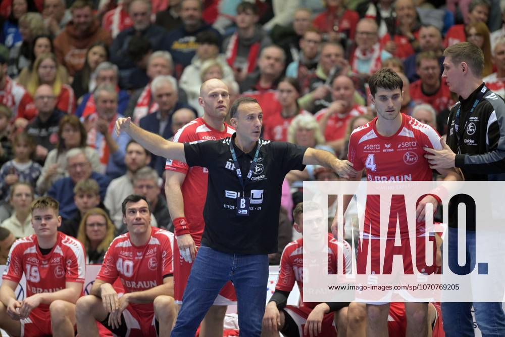 Reynir Thor Stefansson MT Melsungen 19 , Isaias Guadiola Villaplana MT Melsungen 40 back, L , Roberto Garcia Parrondo Coach MT Melsungen M , Florian Drosten MT Melsungen 18 , Adrian Sipos MT Melsungen 8 , Nikolaj Enderleit MT Melsungen 4 , Finn Lemke Co Coach MT Melsungen R , GER, MT Melsungen TVB 1898 Stuttgart, Handball, 1 Bundesliga, 19 Matchday, Season 2025 2026, 26 12 2025, GER, MT Melsungen TVB Stuttgart, Handball, 1 Bundesliga, 19 Matchday, Season 2025 2026, 26 12 2025 Kassel