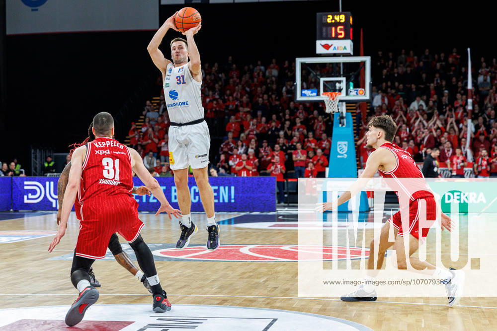 Daniel Keppeler BMA365 Bamberg Baskets, 31 , Spencer Reaves SYNTAINICS MBC, 31 , Zachary Ensminger BMA365 Bamberg Baskets, 01 , BMA365 Bamberg Baskets vs SYNTAINICS MBC, Basketball, easyCredit BBL, Matchday 13, 30 12 2025 BMA365 Bamberg Baskets vs SYNTAINICS MBC, Basketball, easyCredit BBL, Matchday 13, 30 12 2025 Bamberg