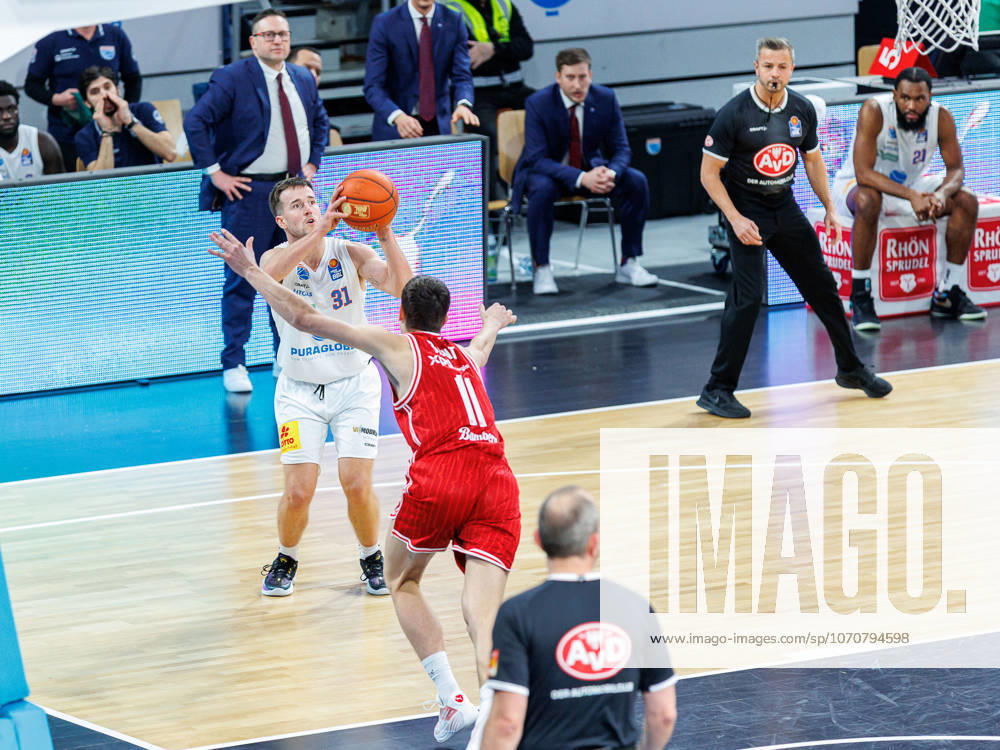 Spencer Reaves SYNTAINICS MBC, 31 , Richard Balint BMA365 Bamberg Baskets, 11 , BMA365 Bamberg Baskets vs SYNTAINICS MBC, Basketball, easyCredit BBL, Matchday 13, 30 12 2025 BMA365 Bamberg Baskets vs SYNTAINICS MBC, Basketball, easyCredit BBL, Matchday 13, 30 12 2025 Bamberg