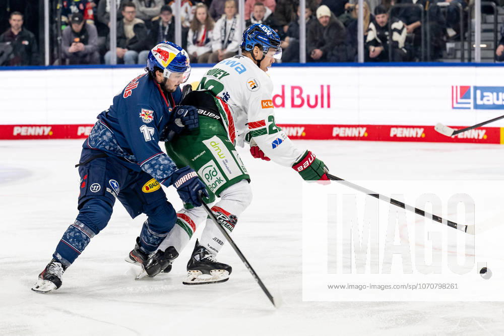 Battle for the puck duel between Taro Hirose EHC Red Bull Muenchen, 17 and Madison Bowey Augsburger Panther, 22 GER, EHC Red Bull Muenchen vs Augsburger Panther, Ice Hockey, DEL, Matchday 34, Season 2025 2026, 30 12 2025 GER, EHC Red Bull Muenchen vs Augsburger Panther, Ice Hockey, DEL, Matchday 34, Season 2025 2026, 30 12 2025 Muenchen