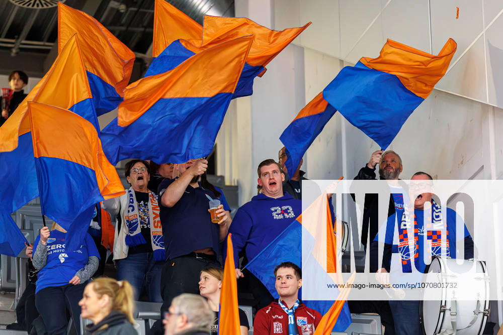 Fan, fans, spectators, cheers, cheering, positive emotions, positive emotion, symbol image, symbol photo, theme photo, theme picture, BMA365 Bamberg Baskets vs SYNTAINICS MBC, Basketball, easyCredit BBL, Matchday 13, 30 12 2025 BMA365 Bamberg Baskets vs SYNTAINICS MBC, Basketball, easyCredit BBL, Matchday 13, 30 12 2025 Bamberg
