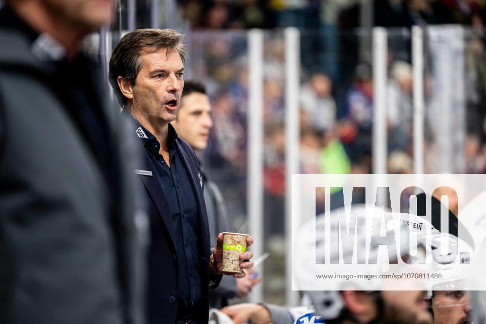 Dallas Eakins Trainer, Coach, Headcoach, Adler Mannheim , Nuernberg Ice Tigers vs Adler Mannheim, Eishockey, Penny DEL, 34 Spieltag, 30 12 2025, Nuernberg Ice Tigers vs Adler Mannheim, Eishockey, Penny DEL, 34 Spieltag