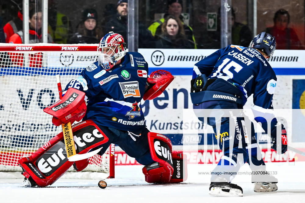 Andreas Andy Jenike (Iserlohn Roosters, 92) hält den Puck, GER, Iserlohn Roosters vs. Nuernberg Ice Tigers, Eishockey, Penny-DEL, 34. Spieltag, Spielzeit 2025 2026, 02.01.2026, GER, Iserlohn Roosters vs. Nuernberg Ice Tigers, Eishockey, Penny-DEL, 34. Spieltag, Spielzeit 2025 2026, 02.01.2026 Iserlohn