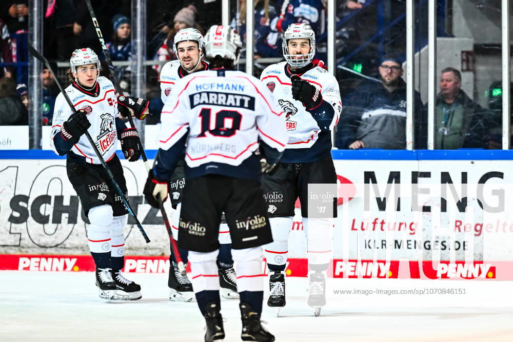 Torjubel, Jubel, Freude bei Torschütze Samuel Dove-McFalls (Nuernberg Ice Tigers, 75) Evan Barratt (Nuernberg Ice Tigers, 10) Brett Murray (Nuernberg Ice Tigers, 81), GER, Iserlohn Roosters vs. Nuernberg Ice Tigers, Eishockey, Penny-DEL, 34. Spieltag, Spielzeit 2025 2026, 02.01.2026, GER, Iserlohn Roosters vs. Nuernberg Ice Tigers, Eishockey, Penny-DEL, 34. Spieltag, Spielzeit 2025 2026, 02.01.2026 Iserlohn