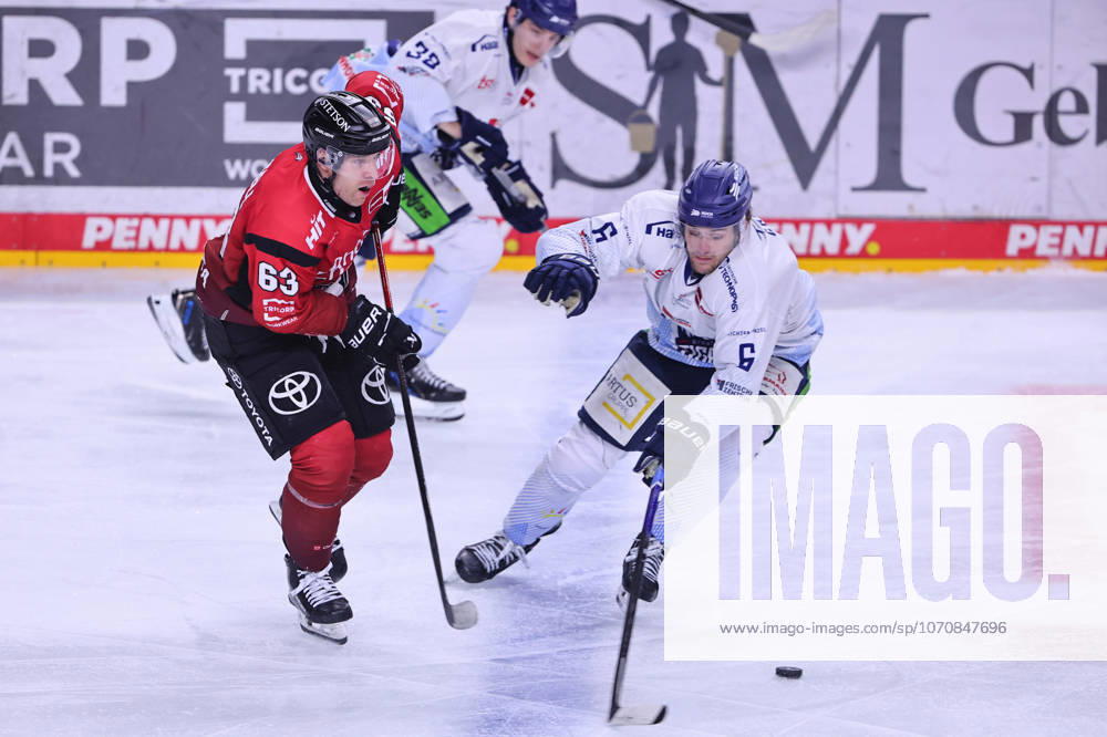 Patrick Russell Koelner Haie, 63 in duel with Alex Green Straubing Tigers, 06 GER, Koelner Haie vs Straubing Tigers, Ice Hockey, DEL, 35 Matchday, Season 2025 2026, 02 01 2026 GER, Koelner Haie vs Straubing Tigers, Ice Hockey, DEL, 35 Matchday, Season 2025 2026, 02 01 2026 Koeln