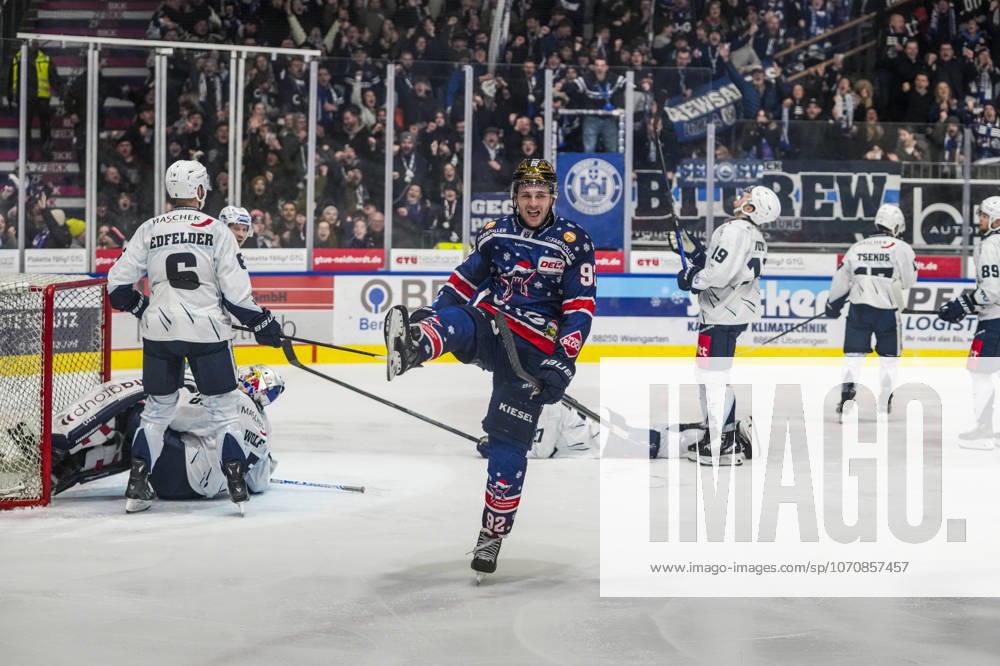 Goal celebration for 2 1 by Mark Rassell Ravensburg Towerstars, 92 , GER, Ravensburg Towerstars vs Blue Devils Weiden, Ice field hockey, DEL2, Season 2025 2026, Matchday 31, Main round, 02 01 26 GER, Ravensburg Towerstars vs Blue Devils Weiden, Ice field hockey, DEL2, Season 2025 2026, Matchday 31, Main round, 02 01 26 Ravenburg