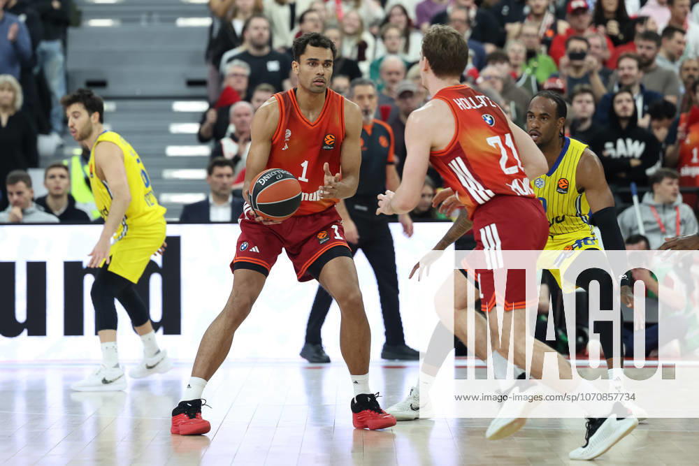 Oscar da Silva FC Bayern Basketball, 01 with ball with Justuz Hollatz FC Bayern Basketball, 21 , GER, FC Bayern Basketball vs Maccabi Rapyd Tel Aviv, Basketball, Euroleague, Matchday 19, Season 2025 2026, 02 01 2026, GER, FC Bayern Basketball vs Maccabi Rapyd Tel Aviv, Basketball, Euroleague, Matchday 19, Season 2025 2026, 02 01 2026 Munich