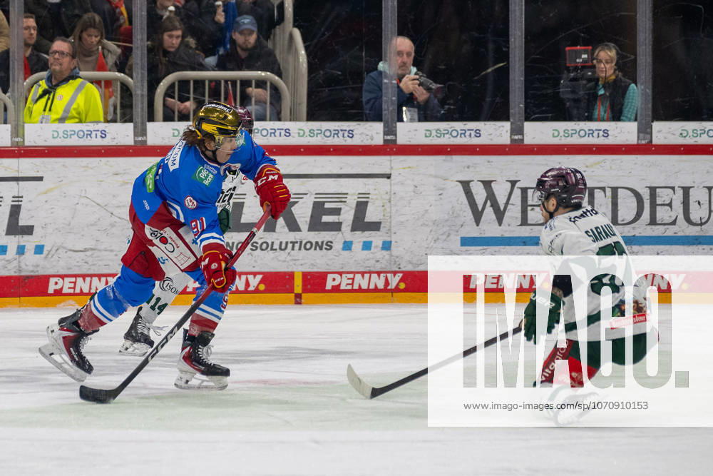 Duel between Yushiroh Hirano Duesseldorfer EG, 91 and Charlie Serault Starbulls Rosenheim, 57 DEG vs Starbulls Rosenheim, Ice Hockey, DEL2, Matchday 32, Season 2025 2026, 04 01 2026 DEG vs Starbulls Rosenheim, Ice Hockey, DEL2, Matchday 32, Season 2025 2026, 04 01 2026 Duesseldorf