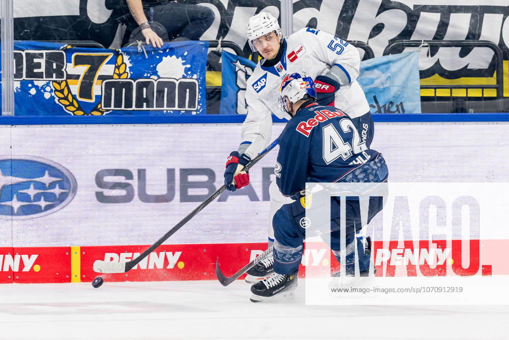 Fight for the puck duel between Nicolas Mattinen Adler Mannheim, 52 and Yasin Ehliz EHC Red Bull Muenchen, 42 GER, EHC Red Bull Muenchen vs Adler Mannheim, Ice Hockey, DEL, Matchday 36, Season 2025 2026, 04 01 2026 GER, EHC Red Bull Muenchen vs Adler Mannheim, Ice Hockey, DEL, Matchday 36, Season 2025 2026, 04 01 2026 Muenchen