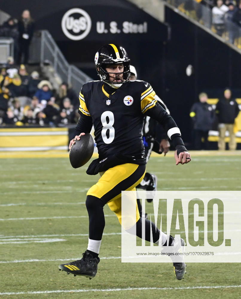 Pittsburgh Steelers quarterback Aaron Rodgers (8)runs for the sidelines during the second quarter against the Baltimore Ravens at Acrisure Stadium on Sunday, January 4, 2026 in Pittsburgh. PIT2026010407 ARCHIExCARPENTER