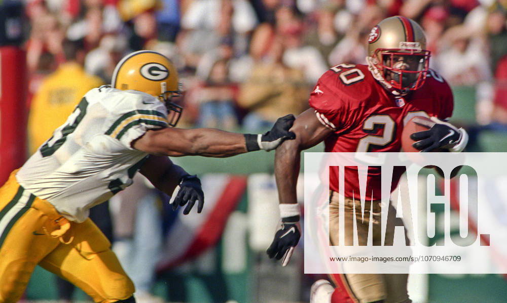 San Francisco, California, U.S - San Francisco 49ers vs. Green Bay Packers Candlestick Park Sunday, January 3, 1999. 49ers beat Packers 30-27. Green Bay Packers linebacker George Koonce (53) tracks down San Francisco 49ers running back Garrison Hearst