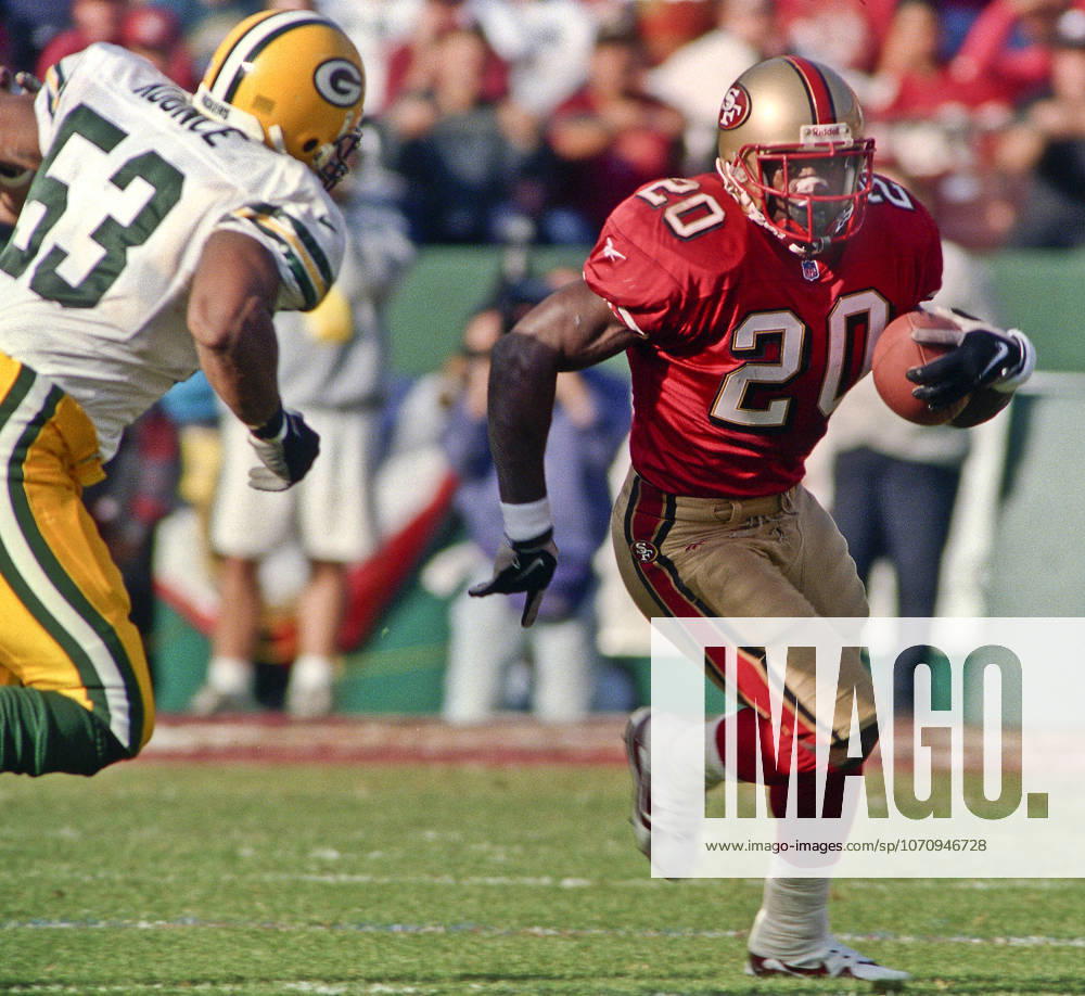 San Francisco, California, U.S - San Francisco 49ers vs. Green Bay Packers Candlestick Park Sunday, January 3, 1999. 49ers beat Packers 30-27. Green Bay Packers linebacker George Koonce (53) tracks down San Francisco 49ers running back Garrison Hearst