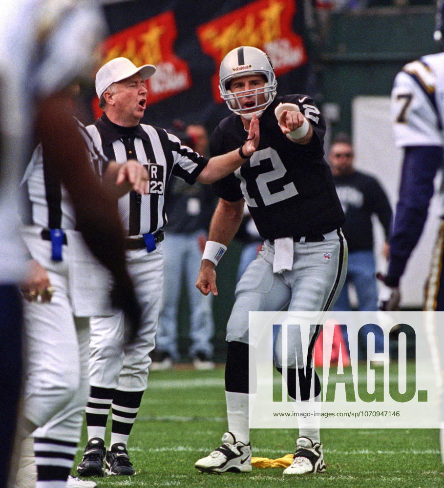 Oakland, California, U.S - Oakland Raiders vs. San Diego Chargers at Oakland Alameda County Coliseum Sunday, November 14, 1999. Raiders beat Chargers 28-9. Oakland Raiders quarterback Rich Gannon