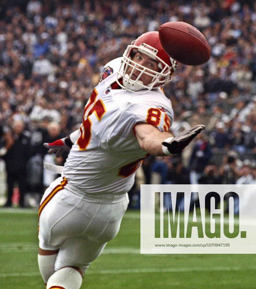 Oakland, California, U.S - Oakland Raiders vs. Kansas City Chiefs at Oakland Alameda County Coliseum Sunday, November 29, 1999. Chiefs beat Raiders 37-34. Kansas City Chiefs tight end Mitch Jacoby