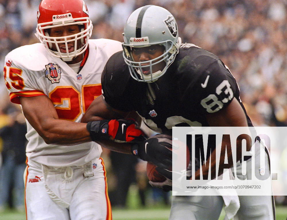 Oakland, California, U.S - Oakland Raiders vs. Kansas City Chiefs at Oakland Alameda County Coliseum Sunday, November 29, 1999. Chiefs beat Raiders 37-34. Oakland Raiders tight end Rickey Dudley