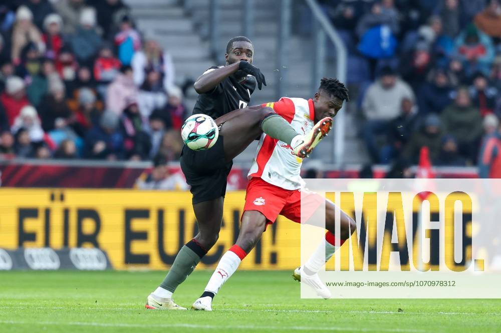 In duel, action, with Dayot Upamecano 2 FC Bayern Muenchen , Karim Konate 19 FC Red Bull Salzburg , FC Red Bull Salzburg vs FC Bayern Muenchen, Soccer, Test match, 06 01 2026 Salzburg Salzburg Austria