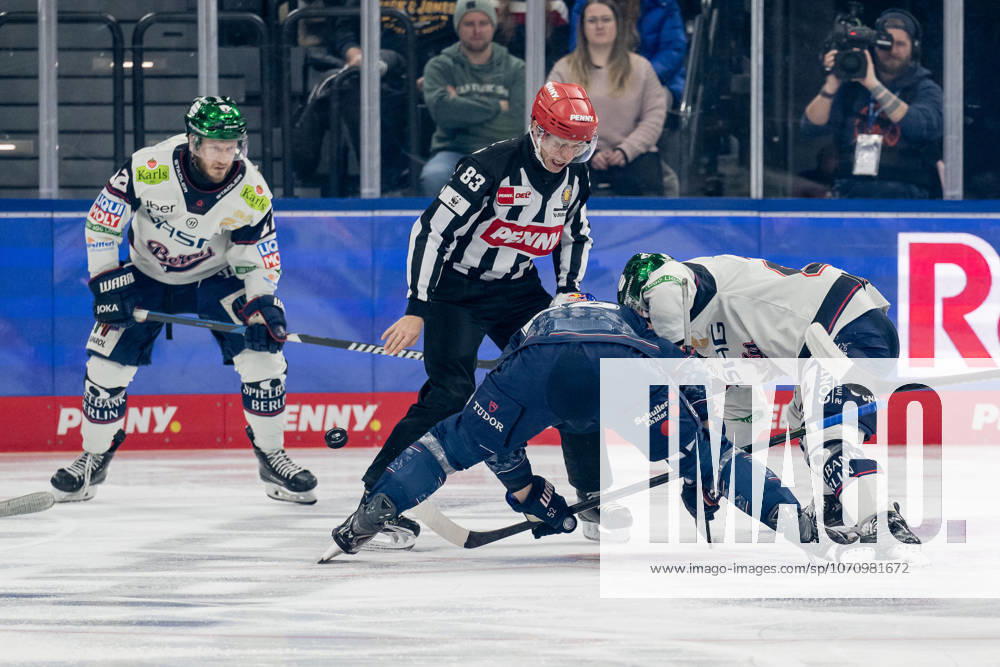 Linesperson David Tschirner executes a faceoff between Patrick Hager EHC Red Bull Muenchen, 52 and Leonhard Pfoederl Eisbaeren Berlin, 93 GER, EHC Red Bull Muenchen vs Eisbaeren Berlin, Ice Hockey, DEL, Matchday 37, Season 2025 2026, 06 01 2026 GER, EHC Red Bull Muenchen vs Eisbaeren Berlin, Ice Hockey, DEL, Matchday 37, Season 2025 2026, 06 01 2026 Muenchen