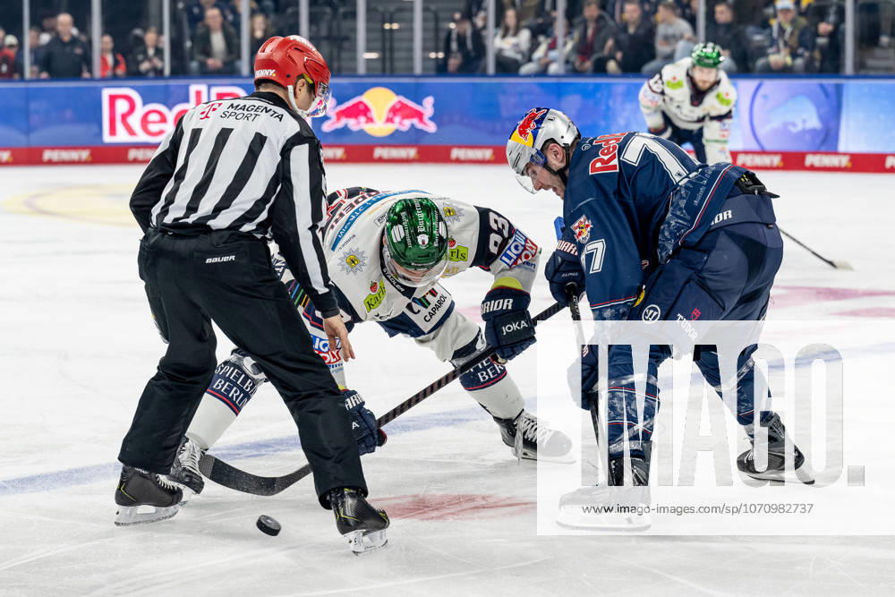 Linesperson David Tschirner executes a faceoff between Leonhard Pfoederl Eisbaeren Berlin, 93 and Adam Brooks EHC Red Bull Muenchen, 77 GER, EHC Red Bull Muenchen vs Eisbaeren Berlin, Ice Hockey, DEL, Matchday 37, Season 2025 2026, 06 01 2026 GER, EHC Red Bull Muenchen vs Eisbaeren Berlin, Ice Hockey, DEL, Matchday 37, Season 2025 2026, 06 01 2026 Muenchen