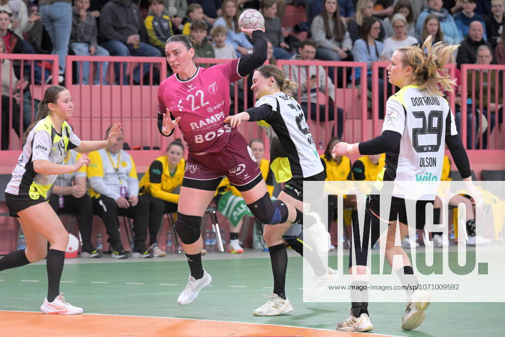 Gabriela Clausson Bitolo TusSies Metzingen, 22 vs Kaja Kamp Nielsen BVB Borussia Dortmund Handball, 21 TusSies Metzingen vs BVB Borussia Dortmund Handball, Handball, Alsco HBF, 12 League Matchday, Season 2025 2026, 07 01 2026 TusSies Metzingen vs BVB Borussia Dortmund Handball, Handball, Alsco HBF, 12 League Matchday, Season 2025 2026, 07 01 2026 Tuebingen