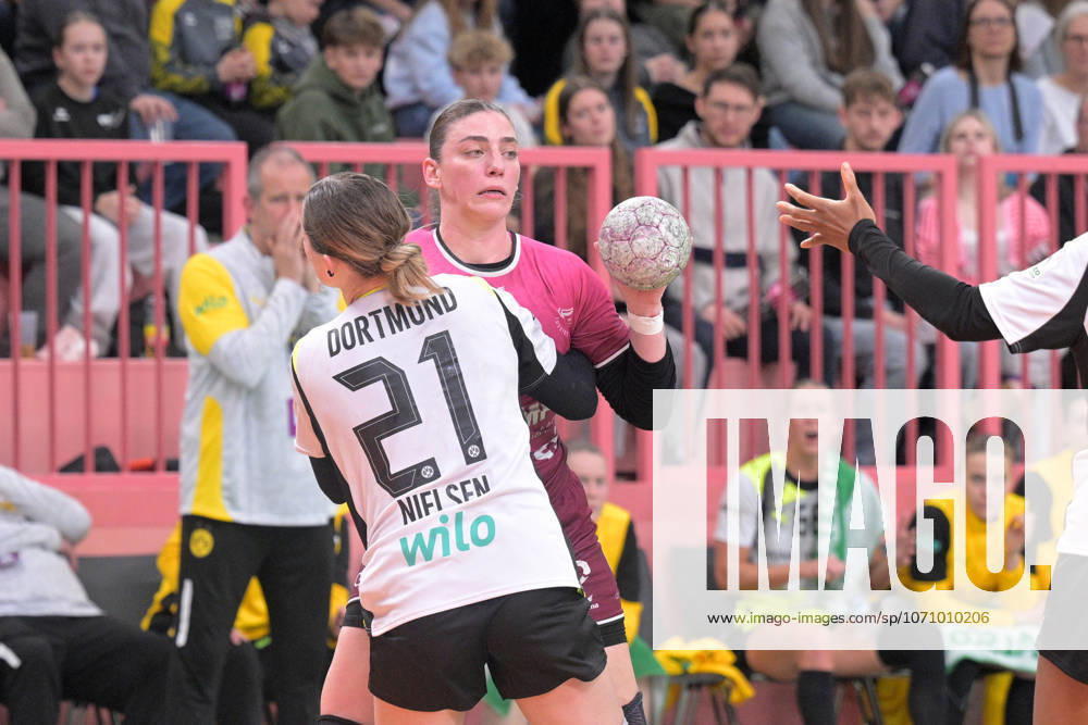 Gabriela Clausson Bitolo TusSies Metzingen, 22 vs Kaja Kamp Nielsen BVB Borussia Dortmund Handball, 21 TusSies Metzingen vs BVB Borussia Dortmund Handball, Handball, Alsco HBF, 12 League Matchday, Season 2025 2026, 07 01 2026 TusSies Metzingen vs BVB Borussia Dortmund Handball, Handball, Alsco HBF, 12 League Matchday, Season 2025 2026, 07 01 2026 Tuebingen