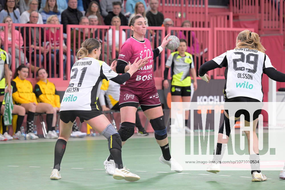 Gabriela Clausson Bitolo TusSies Metzingen, 22 vs Kaja Kamp Nielsen BVB Borussia Dortmund Handball, 21 and Emma Olsson BVB Borussia Dortmund Handball, 29 TusSies Metzingen vs BVB Borussia Dortmund Handball, Handball, Alsco HBF, 12 League Matchday, Season 2025 2026, 07 01 2026 TusSies Metzingen vs BVB Borussia Dortmund Handball, Handball, Alsco HBF, 12 League Matchday, Season 2025 2026, 07 01 2026 Tuebingen