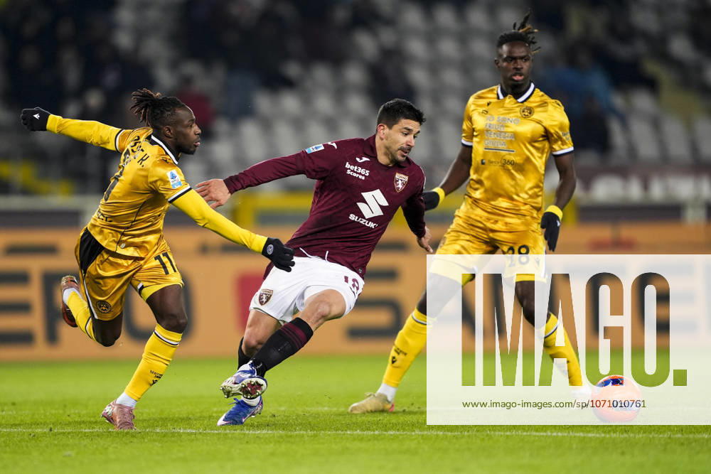 TorinoÕs Giovanni Simeone fights for the ball with UdineseÕs Hassane Kamara during the Serie A soccer match between Torino Fc and Udinese at the Stadio Olimpico Grande Torino in Turin, north west Italy - January 7, 2026. - Soccer