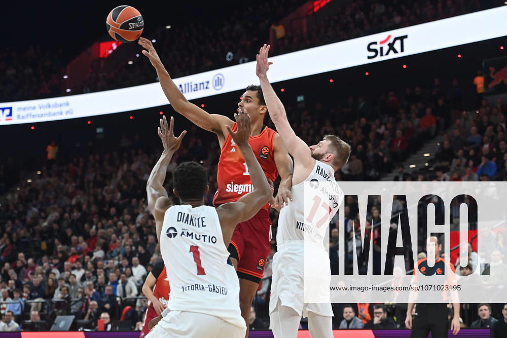 Oscar DA SILVA FCB , action,duel against Gytis RADZEVICIUS Kosner,right and Mamadi DIAKITE Kosner Basketball Euro League,season 2025 2026, FC Bayern Muenchen Kosner Baskonia on 07 01 2026 , S A P G A R D EN