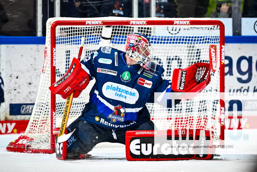 Andreas Andy Jenike Iserlohn Roosters, 92 holds the puck, GER, Iserlohn Roosters vs Eisbaeren Berlin, Ice Hockey, Penny DEL, 38 Matchday, Season 2025 2026, 08 01 2026, GER, Iserlohn Roosters vs Eisbaeren Berlin, Ice Hockey, Penny DEL, 38 Matchday, Season 2025 2026, 08 01 2026 Iserlohn