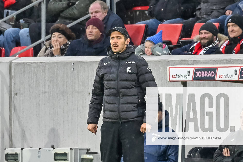 Julian Schuster SC Freiburg, Coach with emotion GER, SC Freiburg Hamburger SV, Football, Bundesliga, Matchday 16, Season 2025 2026, 10 01 2026 DFL DFB REGULATIONS PROHIBIT ANY USE OF PHOTOGRAPHS AS IMAGE SEQUENCES AND OR QUASI VIDEO GER, SC Freiburg Hamburger SV, Football, Bundesliga, Matchday 16, Season 2025 2026, 10 01 2026 Freiburg