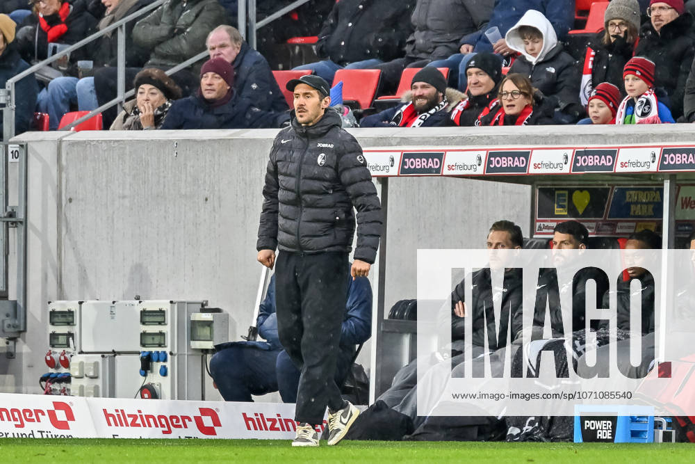 Julian Schuster SC Freiburg, Coach with emotion GER, SC Freiburg Hamburger SV, Football, Bundesliga, Matchday 16, Season 2025 2026, 10 01 2026 DFL DFB REGULATIONS PROHIBIT ANY USE OF PHOTOGRAPHS AS IMAGE SEQUENCES AND OR QUASI VIDEO GER, SC Freiburg Hamburger SV, Football, Bundesliga, Matchday 16, Season 2025 2026, 10 01 2026 Freiburg