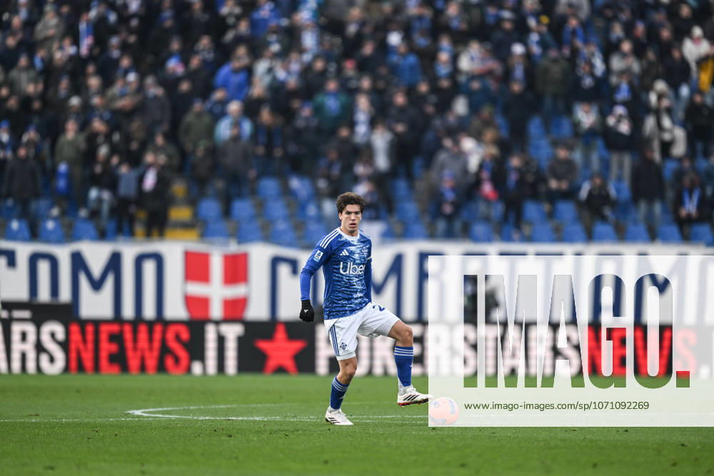 Maximo Perrone of Calcio Como in action during the Italian Serie A football match between Calcio Como and Bologna FC on January 10th, 2026 at the Giuseppe Senigallia stadium in Como, Italy