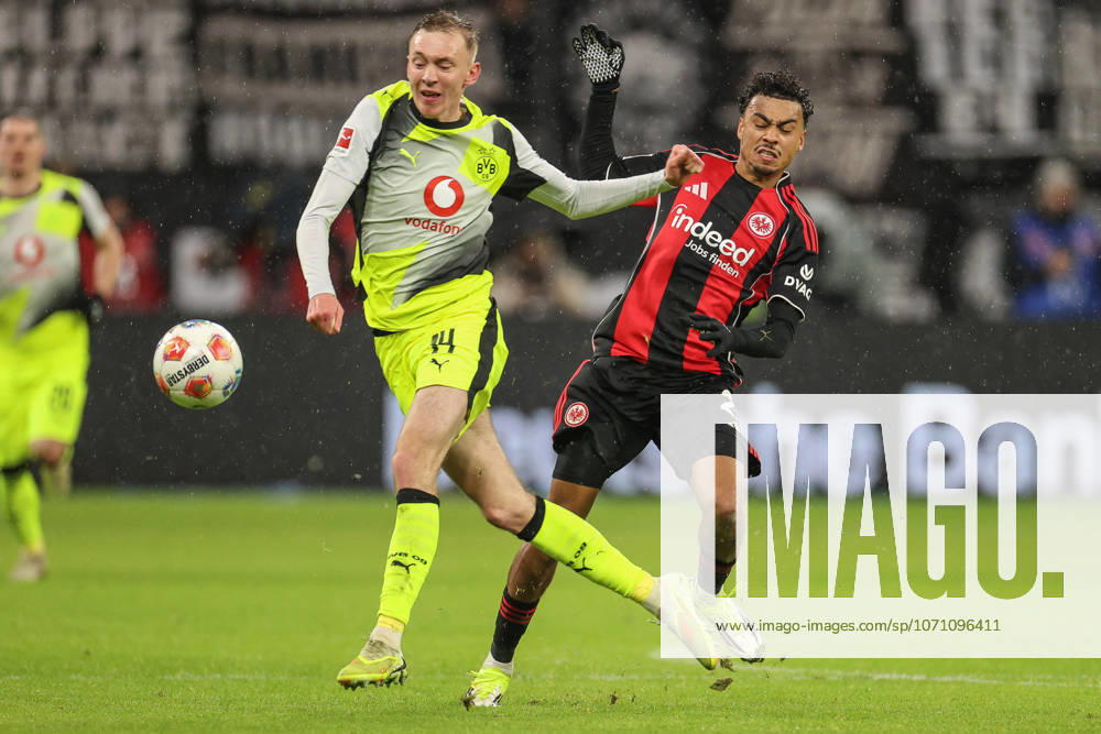 Maximilian Beier Borussia Dortmund, 14 in duel with Nathaniel Brown Eintracht Frankfurt, 21 , GER, Eintracht Frankfurt vs Borussia Dortmund, 1 Bundesliga, Matchday 16, 2025 2026, 09 01 2026, DFL REGULATES PROHIBIT ANY USE OF PHOTOGRAPHS AS IMAGE SEQUENCES AND OR QUASI VIDEO, GER, Eintracht Frankfurt vs Borussia Dortmund, 1 Bundesliga, Matchday 16, 2025 2026, 09 01 2026 Frankfurt