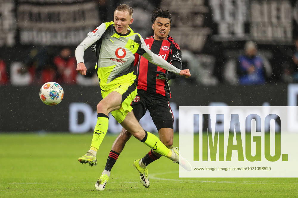 Maximilian Beier Borussia Dortmund, 14 in duel with Nathaniel Brown Eintracht Frankfurt, 21 , GER, Eintracht Frankfurt vs Borussia Dortmund, 1 Bundesliga, Matchday 16, 2025 2026, 09 01 2026, DFL REGULATES PROHIBIT ANY USE OF PHOTOGRAPHS AS IMAGE SEQUENCES AND OR QUASI VIDEO, GER, Eintracht Frankfurt vs Borussia Dortmund, 1 Bundesliga, Matchday 16, 2025 2026, 09 01 2026 Frankfurt