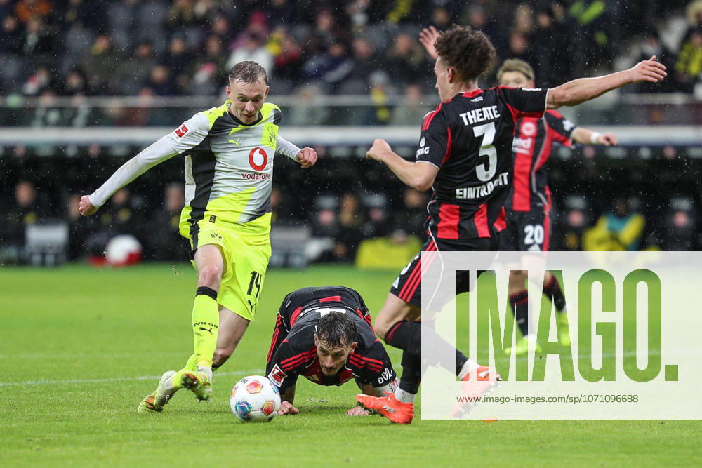 Maximilian Beier Borussia Dortmund, 14 in duel with Arthur Theate Eintracht Frankfurt, 03 and Robin Koch Eintracht Frankfurt, 04 , GER, Eintracht Frankfurt vs Borussia Dortmund, 1 Bundesliga, Matchday 16, 2025 2026, 09 01 2026, DFL REGULATES PROHIBIT ANY USE OF PHOTOGRAPHS AS IMAGE SEQUENCES AND OR QUASI VIDEO, GER, Eintracht Frankfurt vs Borussia Dortmund, 1 Bundesliga, 16 Matchday, 2025 2026, 09 01 2026 Frankfurt