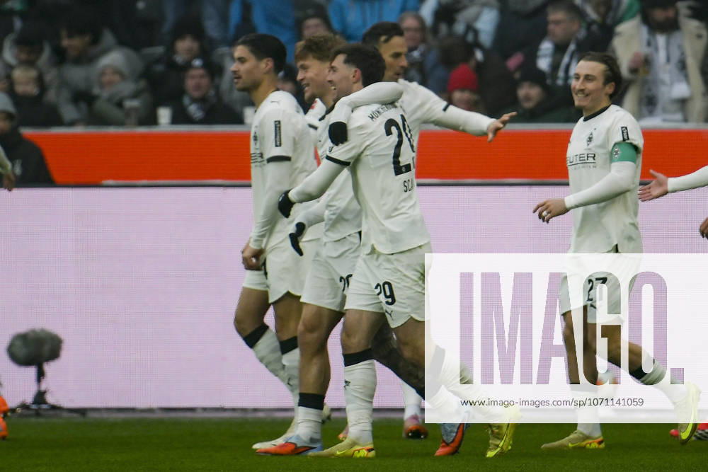 Joe Scally Moenchengladbach 29 cheers with the team after scoring the 1 0 goal 11 01 2026 Soccer Borussia Moenchengladbach vs FC Augsburg, Borussia Park, Moenchengladbach, DFB DFL REGULATIONS PROHIBIT ANY USE OF PHOTOGRAPHS AS IMAGE SEQUENCES AND OR QUASI VIDEO