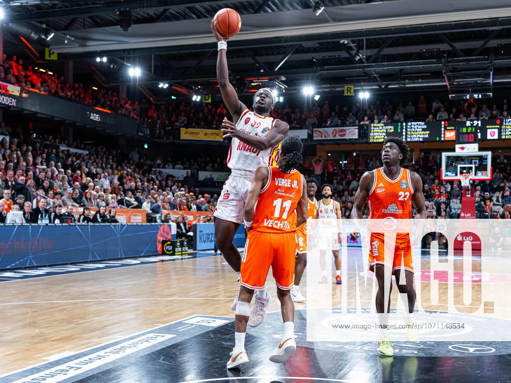 Charles Thompson Fitness First Wuerzburg Baskets, 32 on throw against Alonzo Verge Jr RASTA Vechta, 11 RASTA Vechta vs Fitness First Wuerzburg Baskets, Basketball, easyCredit Basketball Bundesliga, Matchday 15, Season 2025 2026, 11 01 2026 RASTA Vechta vs Fitness First Wuerzburg Baskets, Basketball, easyCredit Basketball Bundesliga, Matchday 15, Season 2025 2026, 11 01 2026 Vechta