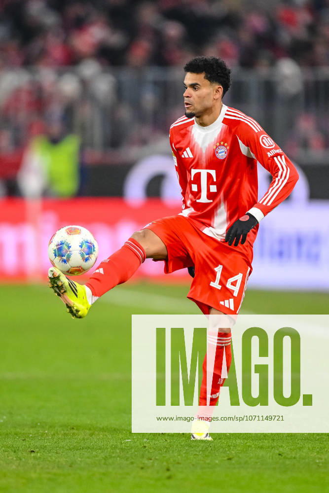 Luis Diaz FC Bayern München in action, am Ball, Einzelaktion waehrend des spiels der Bundesliga zwischen FC Bayern München und VfL Wolfsburg, Allianz Arena am 11 January 2026 in München, Germany Photo by Harry Langer DeFodi Images Luis Diaz FC Bayern München controls the Ball during the Bundesliga match between FC Bayern München and VfL Wolfsburg at Allianz Arena on January 11, 2026 in München, Germany Photo by Harry Langer DeFodi Images DFL regulations prohibit any use of photographs as image sequences and or quasi video Photo by Harry Langer DeFodi Images DFL regulations prohibit any use of photographs as image sequences and or quasi video