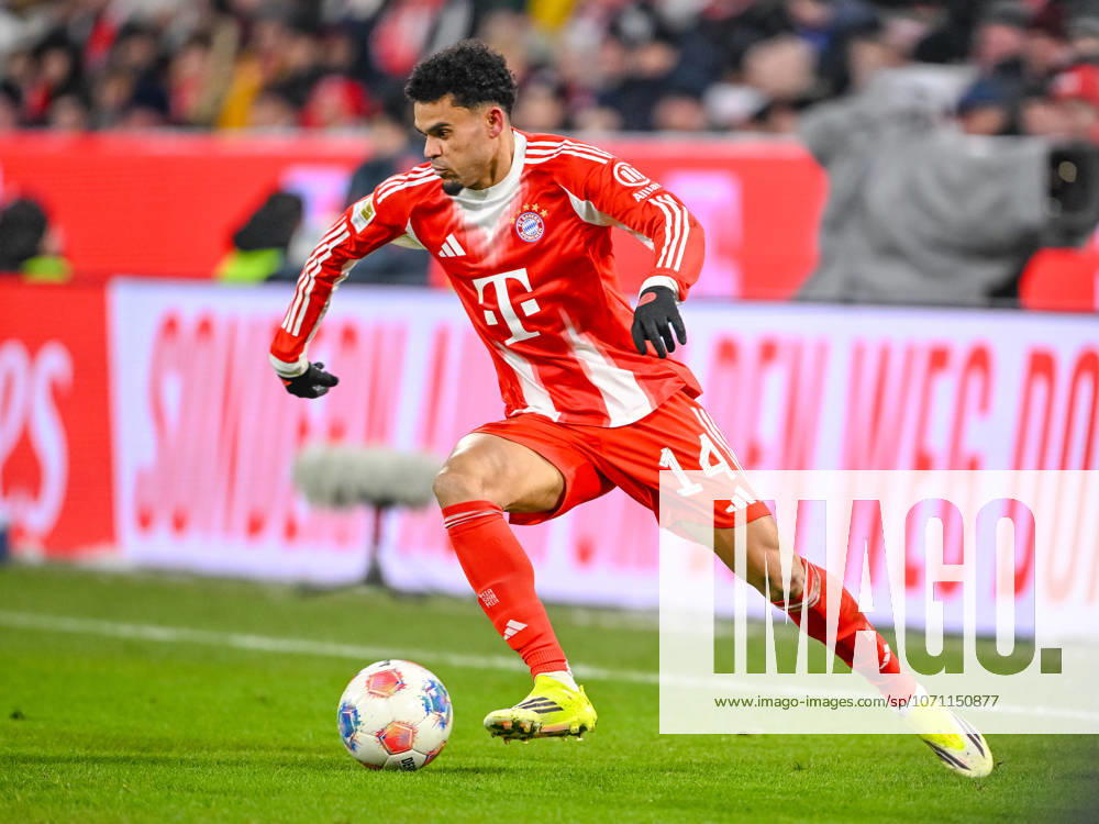 Luis Diaz FC Bayern München in action, am Ball, Einzelaktion waehrend des spiels der Bundesliga zwischen FC Bayern München und VfL Wolfsburg, Allianz Arena am 11 January 2026 in München, Germany Photo by Harry Langer DeFodi Images Luis Diaz FC Bayern München controls the Ball during the Bundesliga match between FC Bayern München and VfL Wolfsburg at Allianz Arena on January 11, 2026 in München, Germany Photo by Harry Langer DeFodi Images DFL regulations prohibit any use of photographs as image sequences and or quasi video Photo by Harry Langer DeFodi Images DFL regulations prohibit any use of photographs as image sequences and or quasi video
