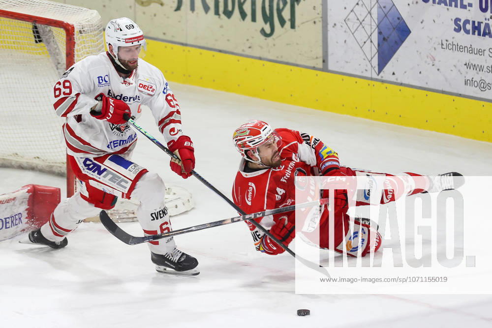 Sahnpark Crimmitschau 11 01 2026 Saison 2025 26 Eishockey 2 Bundesliga Hauptrunde Kunsteisstadion Heimspiel 34 Spieltag Eispiraten Eispiraten Eisbären Regensburg Louis Brune EPC red is blocked by Nikola Gajovsky EBR white and receives two penalty minutes Crimmitschau Sachsen Germany