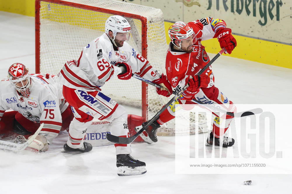 Sahnpark Crimmitschau 11 01 2026 Saison 2025 26 Eishockey 2 Bundesliga Hauptrunde Kunsteisstadion Heimspiel 34 Spieltag Eispiraten Eispiraten Eisbären Regensburg Louis Brune EPC red is blocked by Nikola Gajovsky EBR white and receives two penalty minutes in goal Jonas Neffin EBR Crimmitschau Sachsen Germany