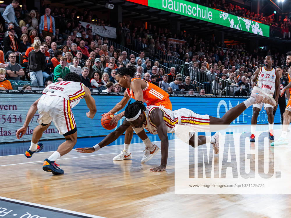 Charles Thompson Fitness First Wuerzburg Baskets, 32 shows full commitment in a duel with Davion Mintz Fitness First Wuerzburg Baskets, 10 against Alonzo Verge Jr RASTA Vechta, 11 RASTA Vechta vs Fitness First Wuerzburg Baskets, Basketball, easyCredit Basketball Bundesliga, 15 Matchday, Season 2025 2026, 11 01 2026 RASTA Vechta vs Fitness First Wuerzburg Baskets, Basketball, easyCredit Basketball Bundesliga, 15 Matchday, Season 2025 2026, 11 01 2026 Vechta