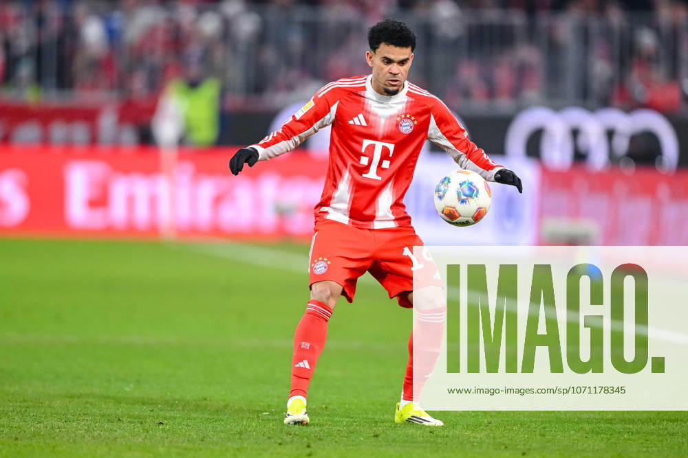 Luis Diaz FC Bayern München in action, am Ball, Einzelaktion waehrend des spiels der Bundesliga zwischen FC Bayern München und VfL Wolfsburg, Allianz Arena am 11 January 2026 in München, Germany Photo by Harry Langer DeFodi Images Luis Diaz FC Bayern München controls the Ball during the Bundesliga match between FC Bayern München and VfL Wolfsburg at Allianz Arena on January 11, 2026 in München, Germany Photo by Harry Langer DeFodi Images DFL regulations prohibit any use of photographs as image sequences and or quasi video Photo by Harry Langer DeFodi Images DFL regulations prohibit any use of photographs as image sequences and or quasi video